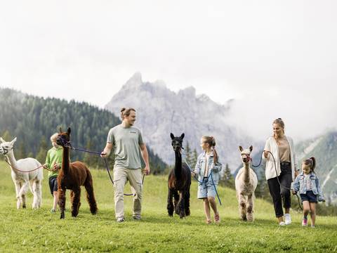 Unser Familienhotel in Sexten, euer Urlaubszuhause in den Dolomiten Unser Familienhotel in Sexten, euer Urlaubszuhause in den Dolomiten