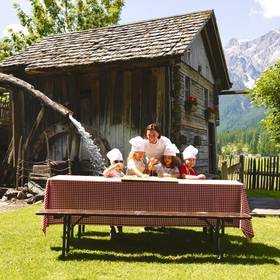 Unser Familienhotel in Sexten, euer Urlaubszuhause in den Dolomiten Unser Familienhotel in Sexten, euer Urlaubszuhause in den Dolomiten
