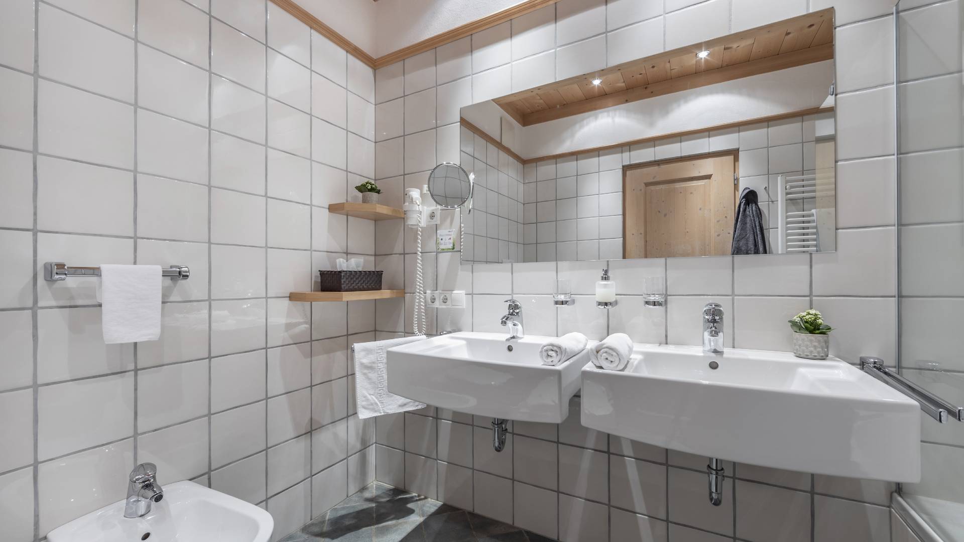 Zielspitze Badezimmer Familienalm & Almchalets Taser Alm