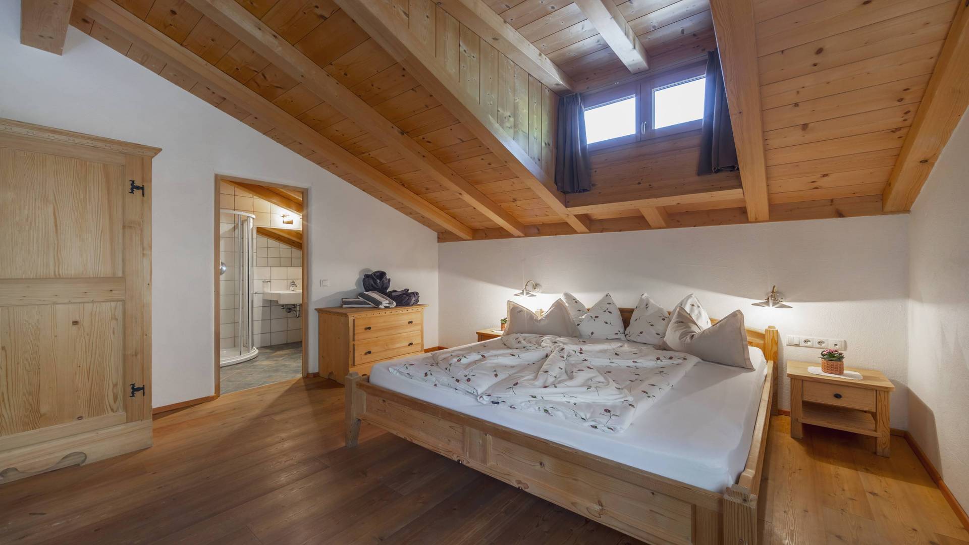 Lodnerspitze Elternschlafzimmer mit Bad Familienalm & Almchalets Taser Alm
