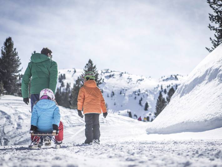 Rodeln und Eislaufen im Dolomiten UNESCO Welterbe Rodeln und Eislaufen im Dolomiten UNESCO Welterbe